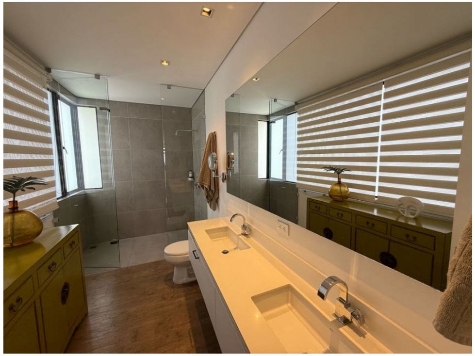 Apartamento de 3 alcobas en venta en El Poblado, Medellín, 330 m² · foto 16 de 17