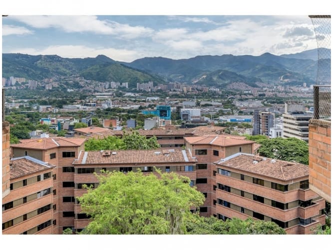 Apartamento de 3 alcobas en venta en El Poblado, Medellín, 221 m² · foto 3 de 24