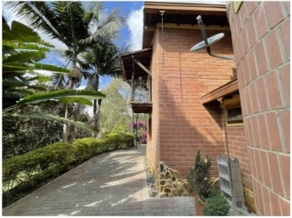 Casa de 5 alcobas en venta en La Clara, Guarne, 330 m² · foto 3 de 9