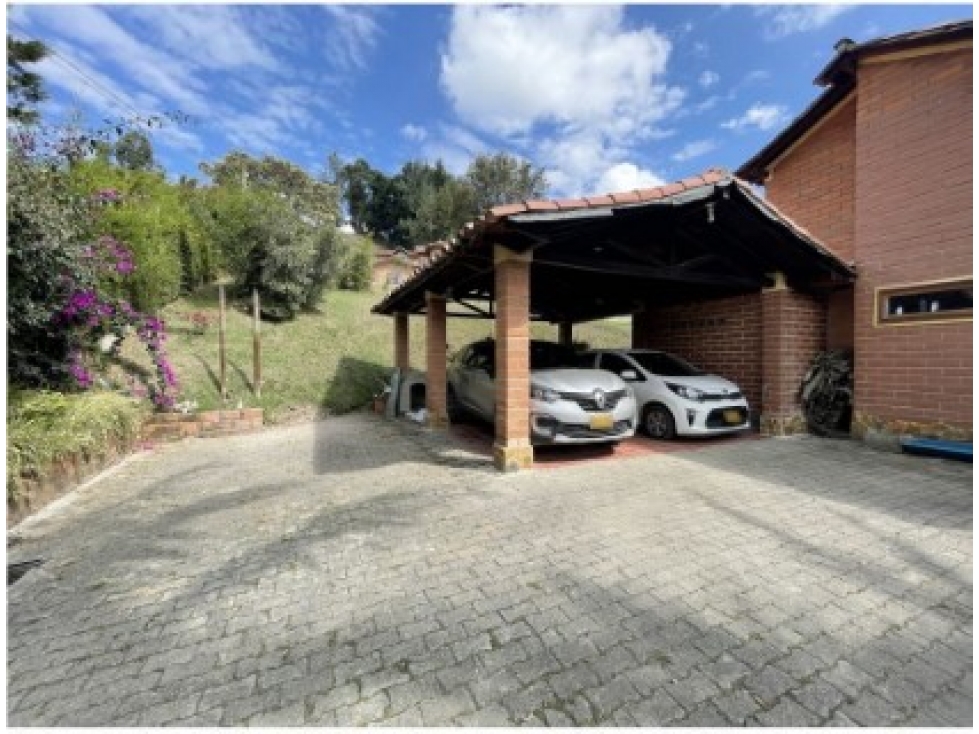 Casa de 5 alcobas en venta en La Clara, Guarne, 330 m² · foto 4 de 9