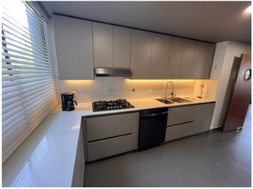 Apartamento en venta en El Poblado, Medellín · foto 2 de 24