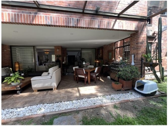 Casa de 5 alcobas en venta en Loma Benedictinos, Envigado, 364 m² · foto 2 de 24