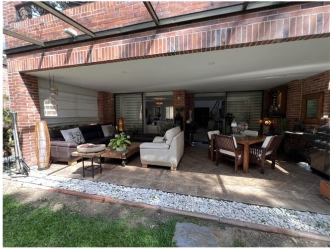 Casa de 5 alcobas en venta en Loma Benedictinos, Envigado, 364 m² · foto 3 de 24