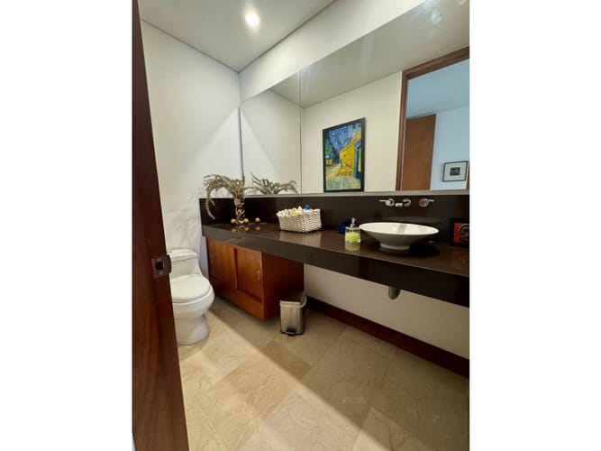 Apartamento de 3 alcobas en venta en Altos Del Poblado, Medellín, 232 m² · foto 2 de 16