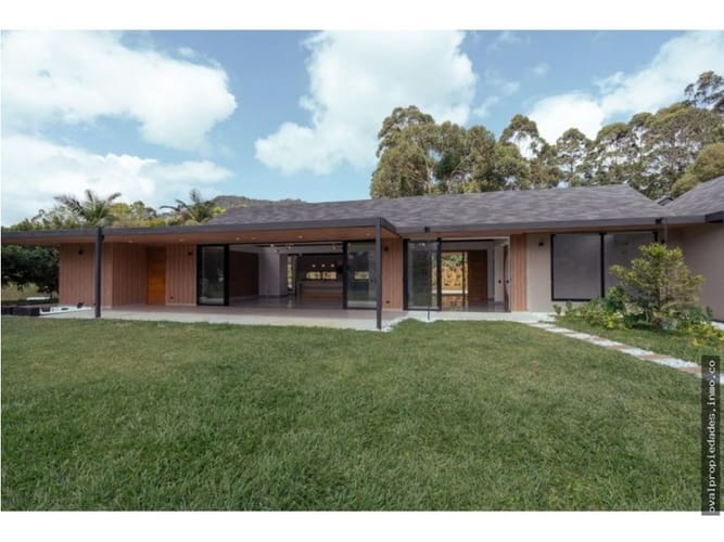 Casa de 6 alcobas en venta en Guamito, La Ceja, 580 m² · foto 2 de 24