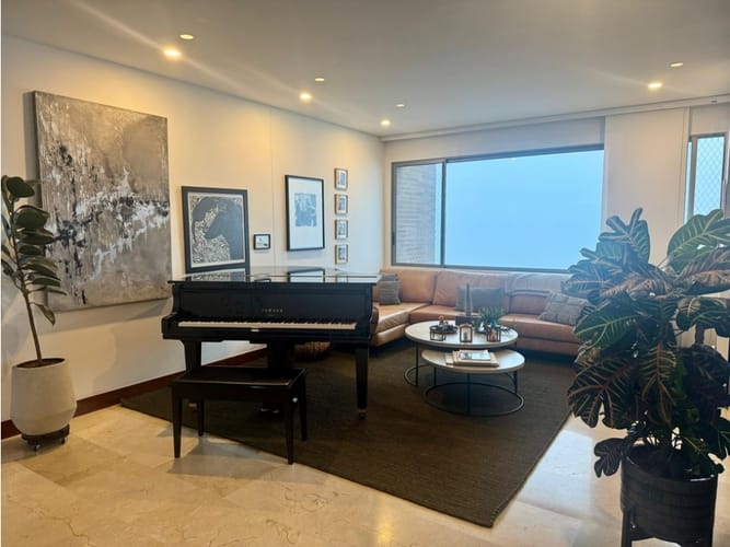 Apartamento de 3 alcobas en venta en Altos Del Poblado, Medellín, 232 m² · foto 3 de 16