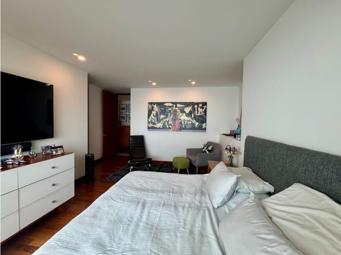 Apartamento de 3 alcobas en venta en Altos Del Poblado, Medellín, 232 m² · foto 8 de 16