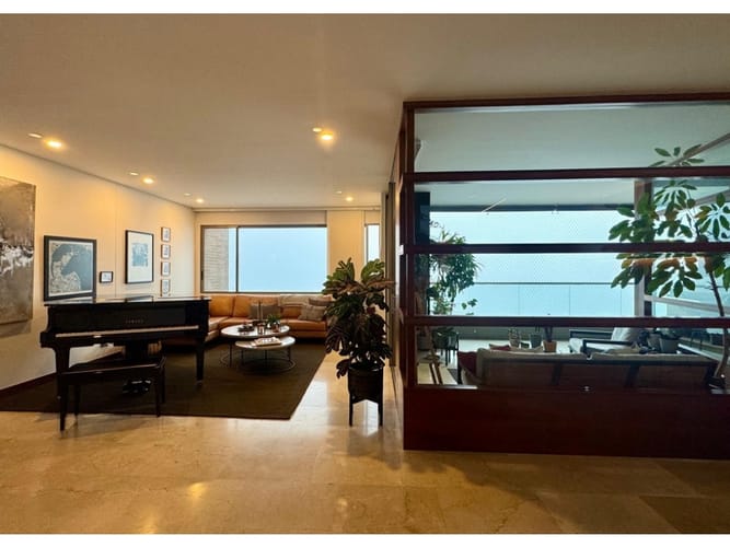Apartamento de 3 alcobas en venta en Altos Del Poblado, Medellín, 232 m² · foto 13 de 16
