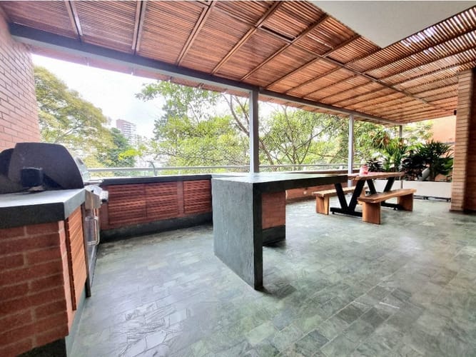 Apartamento de 3 alcobas en venta en Los Naranjos, Medellín, 235 m² · foto 2 de 15