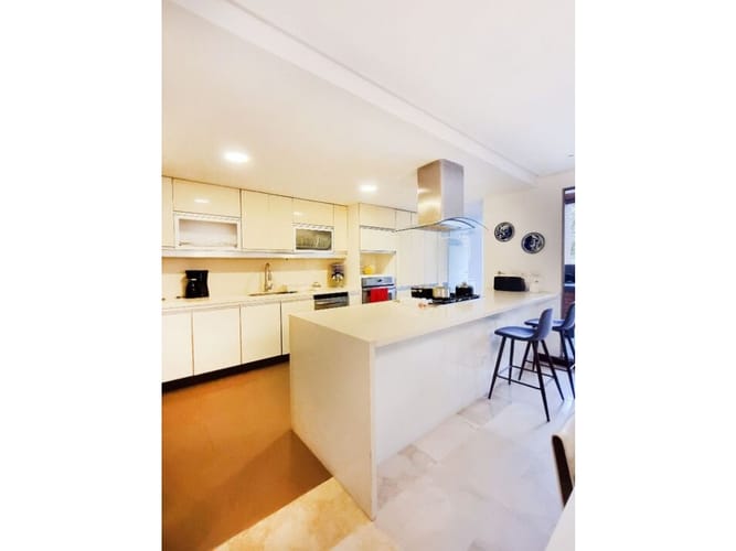 Apartamento de 3 alcobas en venta en Los Naranjos, Medellín, 235 m² · foto 7 de 15