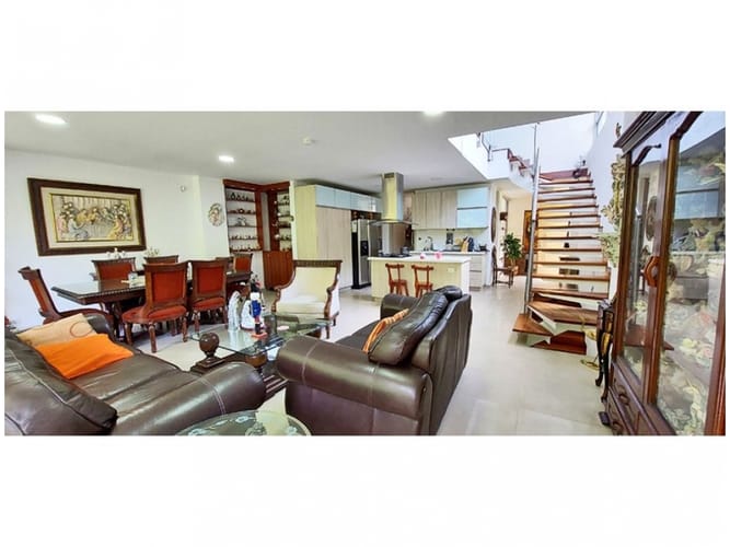 Casa de 3 alcobas en venta en Montessori, Medellín, 285 m² · foto 2 de 17