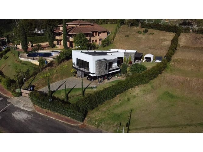 Casa de 4 alcobas en venta en Las Lomitas, Sabaneta, 315 m² · foto 11 de 24