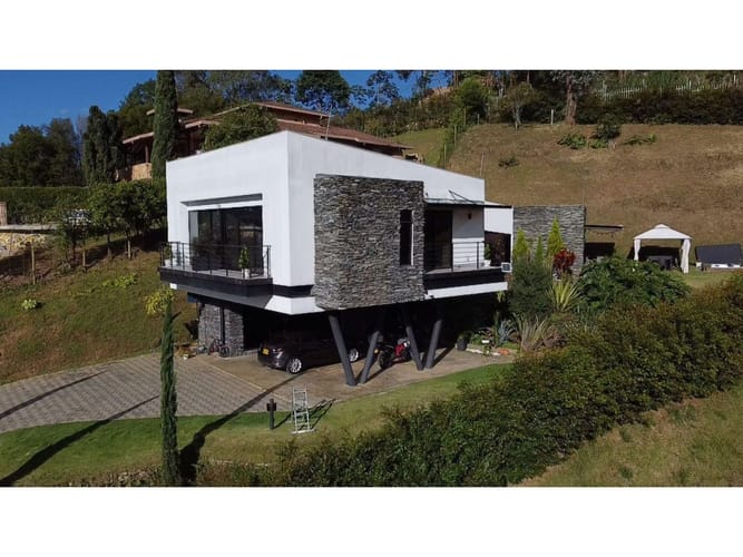 Casa de 4 alcobas en venta en Las Lomitas, Sabaneta, 315 m² · foto 13 de 24