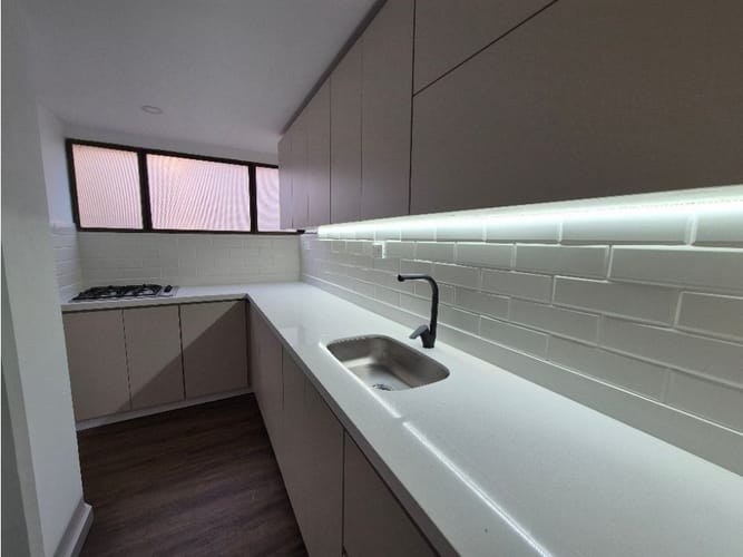 Apartamento de 2 alcobas en venta en El Diamante No. 2, Medellín, 84 m² · foto 2 de 14