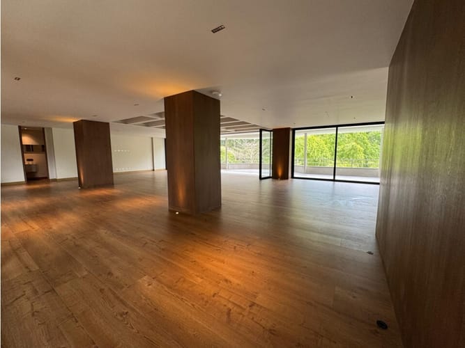 Apartamento de 3 alcobas en venta en El Poblado, Medellín, 500 m² · foto 2 de 24