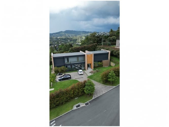 Casa de 4 alcobas en venta en Vía Las Palmas, Envigado, 380 m² · foto 2 de 13