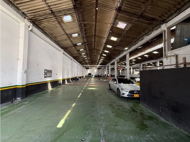 Bodega en venta en Perpetuo Socorro, Medellín, 2060 m² · foto 2 de 3