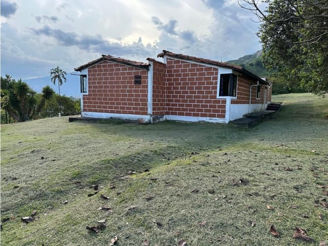 Finca en venta en Actividad Multiple, Copacabana, 180 m² · foto 2 de 24
