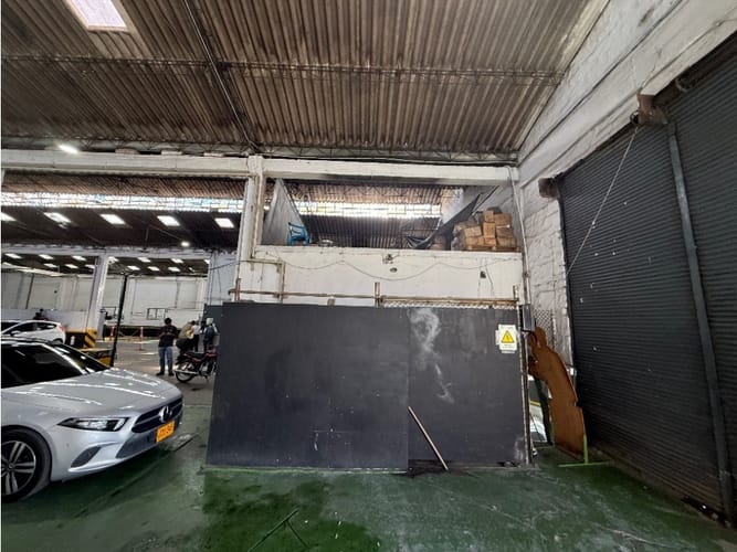 Bodega en venta en Perpetuo Socorro, Medellín, 2060 m² · foto 3 de 3