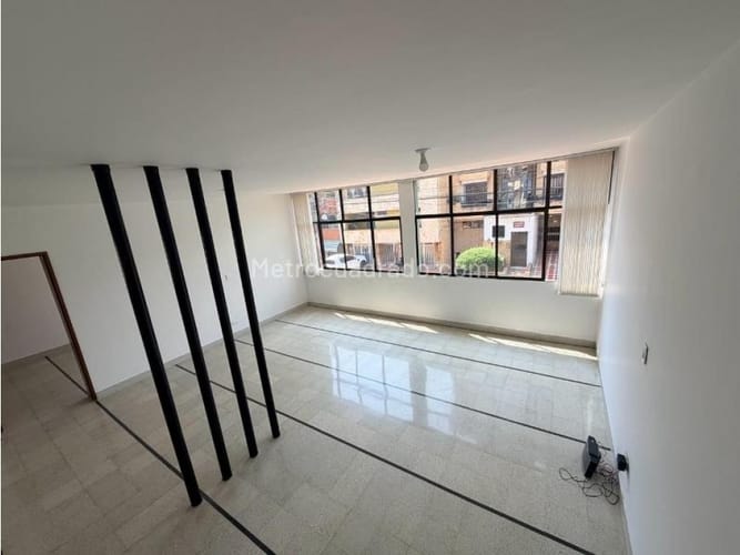 Casa de 5 alcobas en venta en Estadio, Medellín, 195 m² · foto 2 de 18
