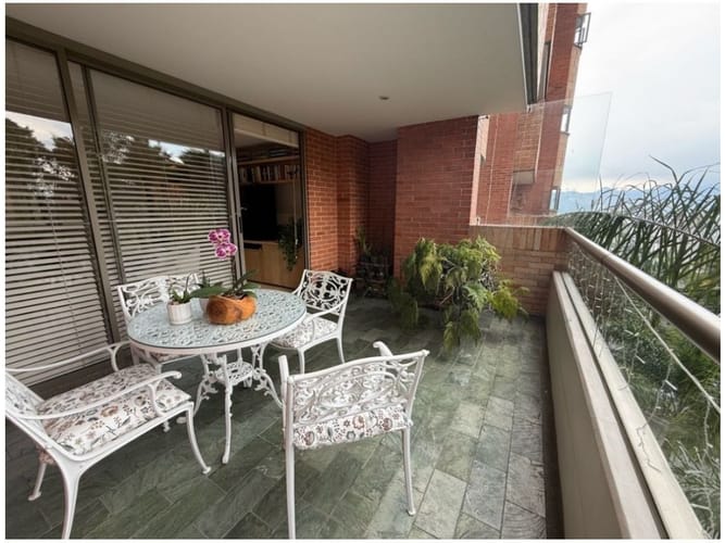 Apartamento de 3 alcobas en venta en Los Naranjos, Medellín, 280 m² · foto 4 de 20