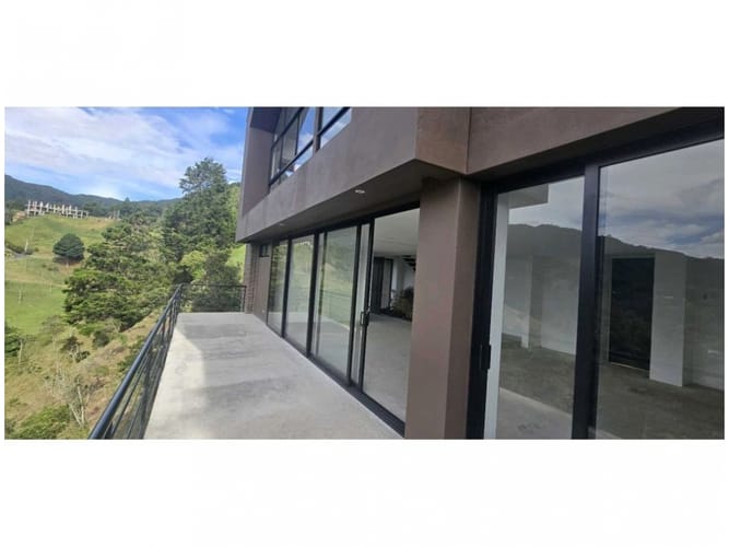 Casa de 3 alcobas en venta en Loma Del Escobero, Envigado, 275 m² · foto 2 de 14