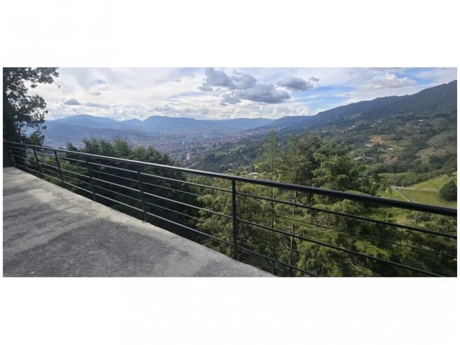 Casa de 3 alcobas en venta en Loma Del Escobero, Envigado, 275 m² · foto 3 de 14