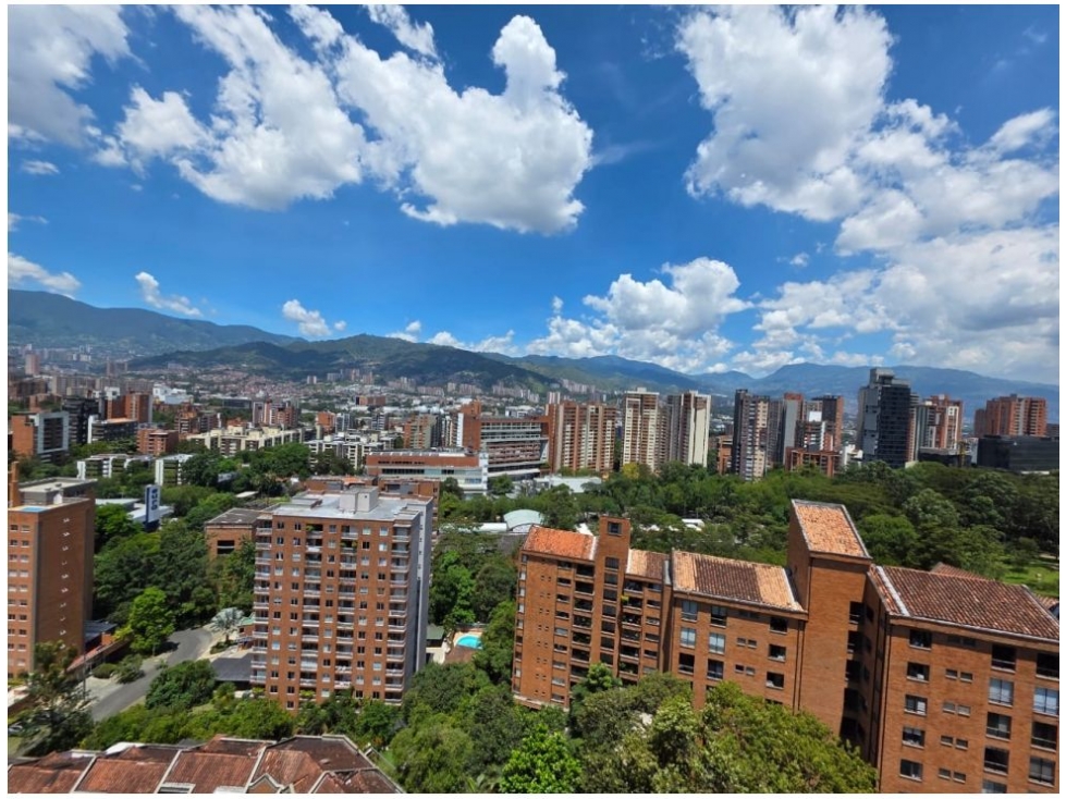 Apartamento en venta en El Poblado, Medellín · foto 2 de 18