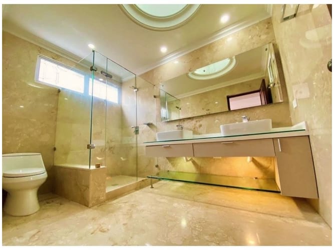 Casa de 4 alcobas en venta en El Poblado, Medellín, 205 m² · foto 2 de 6