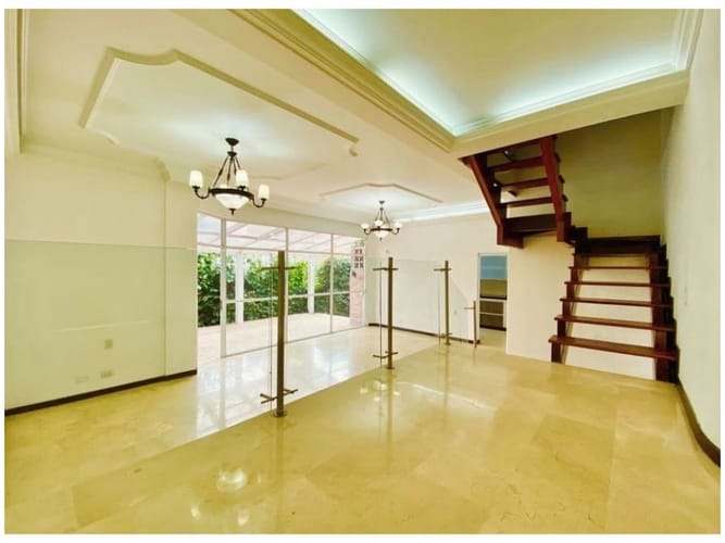 Casa de 4 alcobas en venta en El Poblado, Medellín, 205 m² · foto 3 de 6