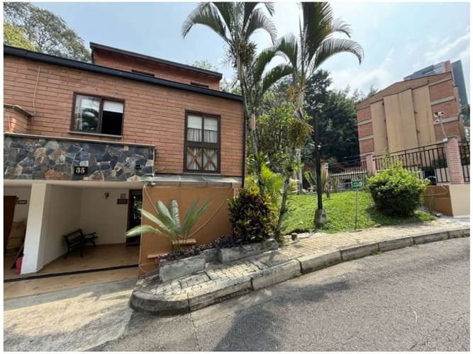 Casa de 6 alcobas en venta en Loma Del Escobero, Envigado, 234 m² · foto 4 de 24