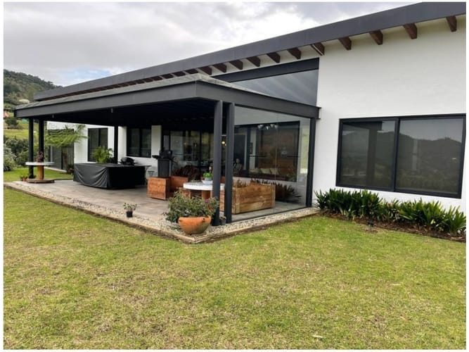 Casa de 3 alcobas en venta en Llano Grande, Rionegro, 400 m² · foto 2 de 14