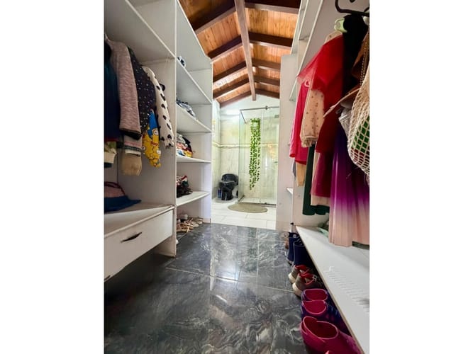 Casa de 5 alcobas en venta en Loma El Atravesado, Envigado, 390 m² · foto 4 de 24