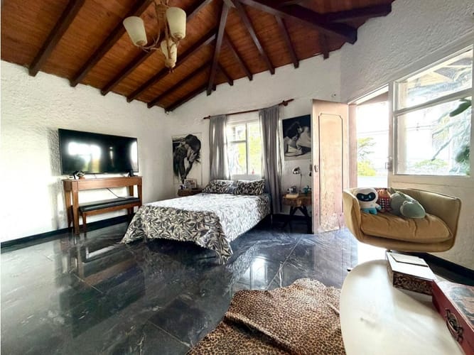 Casa de 5 alcobas en venta en Loma El Atravesado, Envigado, 390 m² · foto 11 de 24
