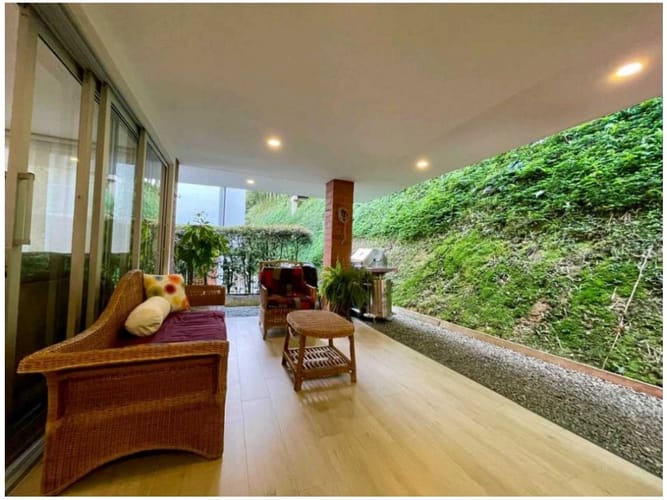 Casa de 4 alcobas en venta en Loma De San Jose, Medellín, 696 m² · foto 2 de 24