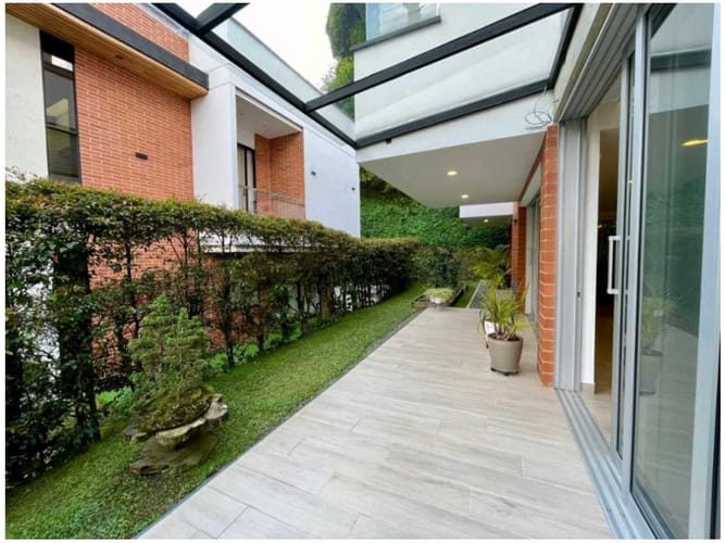 Casa de 4 alcobas en venta en Loma De San Jose, Medellín, 696 m² · foto 3 de 24