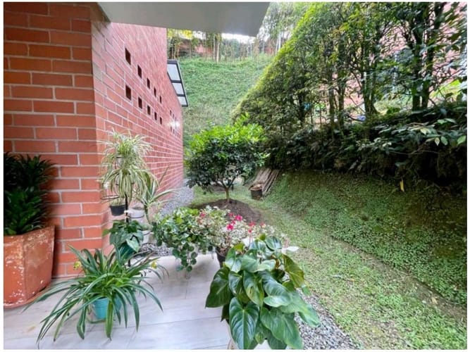 Casa de 4 alcobas en venta en Loma De San Jose, Medellín, 696 m² · foto 4 de 24