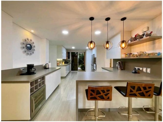 Casa de 4 alcobas en venta en Loma De San Jose, Medellín, 696 m² · foto 8 de 24
