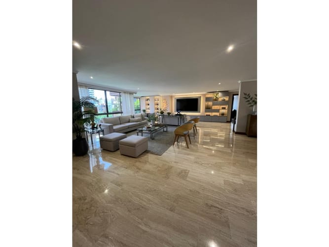 Apartamento de 3 alcobas en venta en El Poblado, Medellín, 292 m² · foto 2 de 6