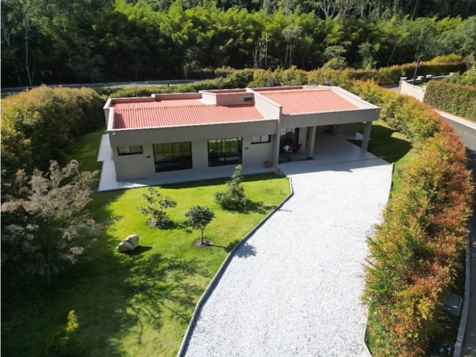Casa de 3 alcobas en venta en Llano Grande, Rionegro, 236 m² · foto 2 de 24