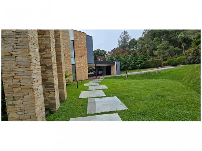 Casa de 4 alcobas en venta en El Portento, Medellín, 557 m² · foto 2 de 24