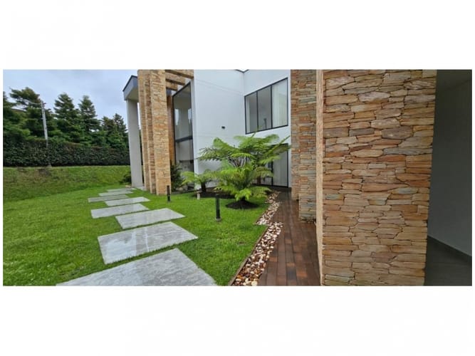 Casa de 4 alcobas en venta en El Portento, Medellín, 557 m² · foto 4 de 24