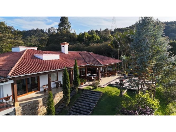 Casa de 3 alcobas en venta en Loma Del Escobero, Envigado · foto 3 de 16