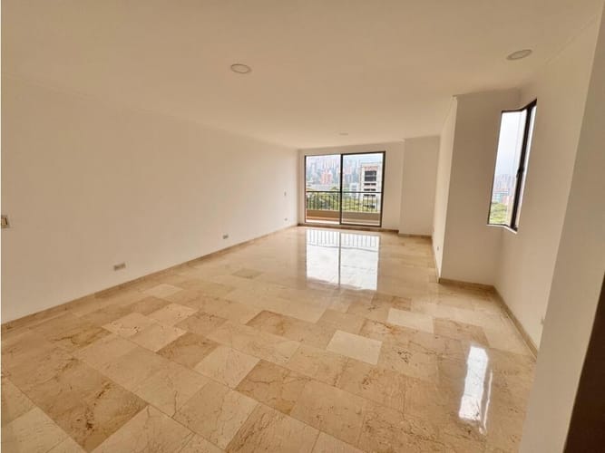 Apartamento de 3 alcobas en venta en Las Palmas, Medellín, 159 m² · foto 2 de 15