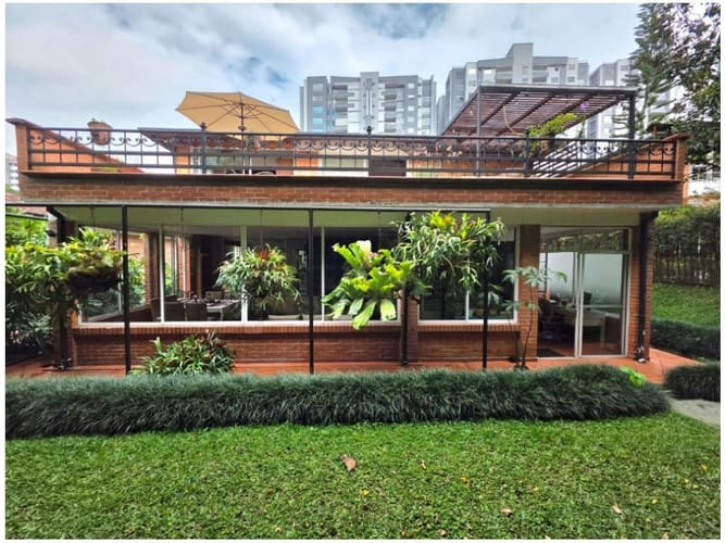 Casa en venta en Loma Benedictinos, Envigado · foto 2 de 24