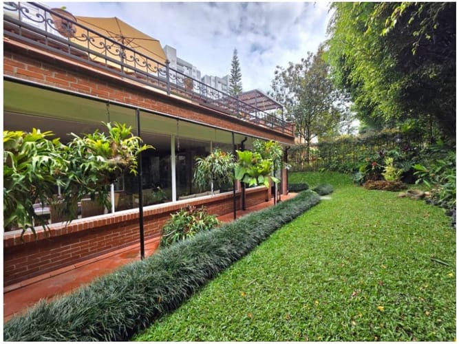 Casa en venta en Loma Benedictinos, Envigado · foto 3 de 24