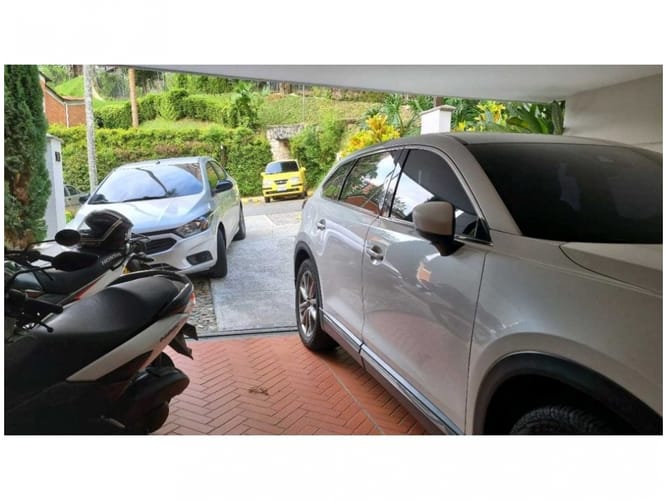 Casa de 4 alcobas en venta en Loma Del Chocho, Envigado, 212 m² · foto 2 de 24