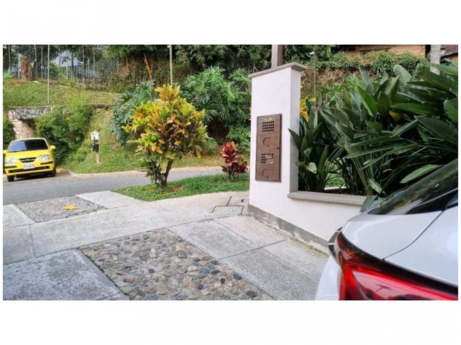 Casa de 4 alcobas en venta en Loma Del Chocho, Envigado, 212 m² · foto 3 de 24