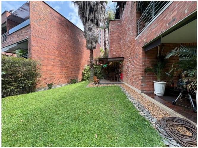 Casa de 3 alcobas en venta en Montessori, Envigado, 516 m² · foto 3 de 24