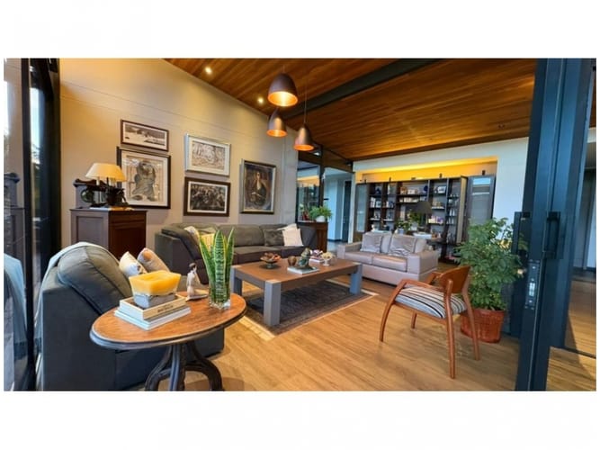 Casa de 3 alcobas en venta en Medellín, 326 m² · foto 2 de 24